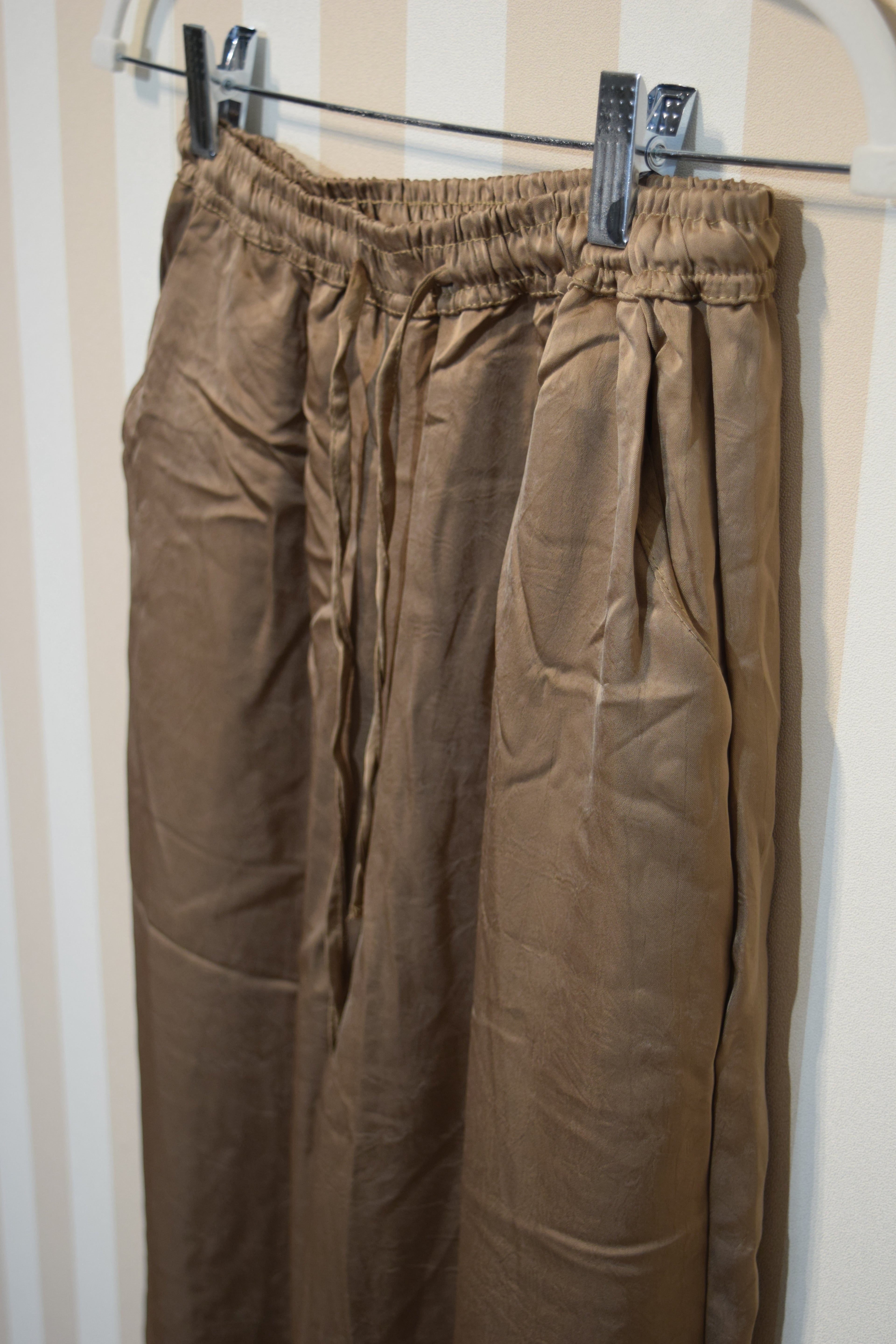Pantalón Vaporoso Satinado Con Bolsillos